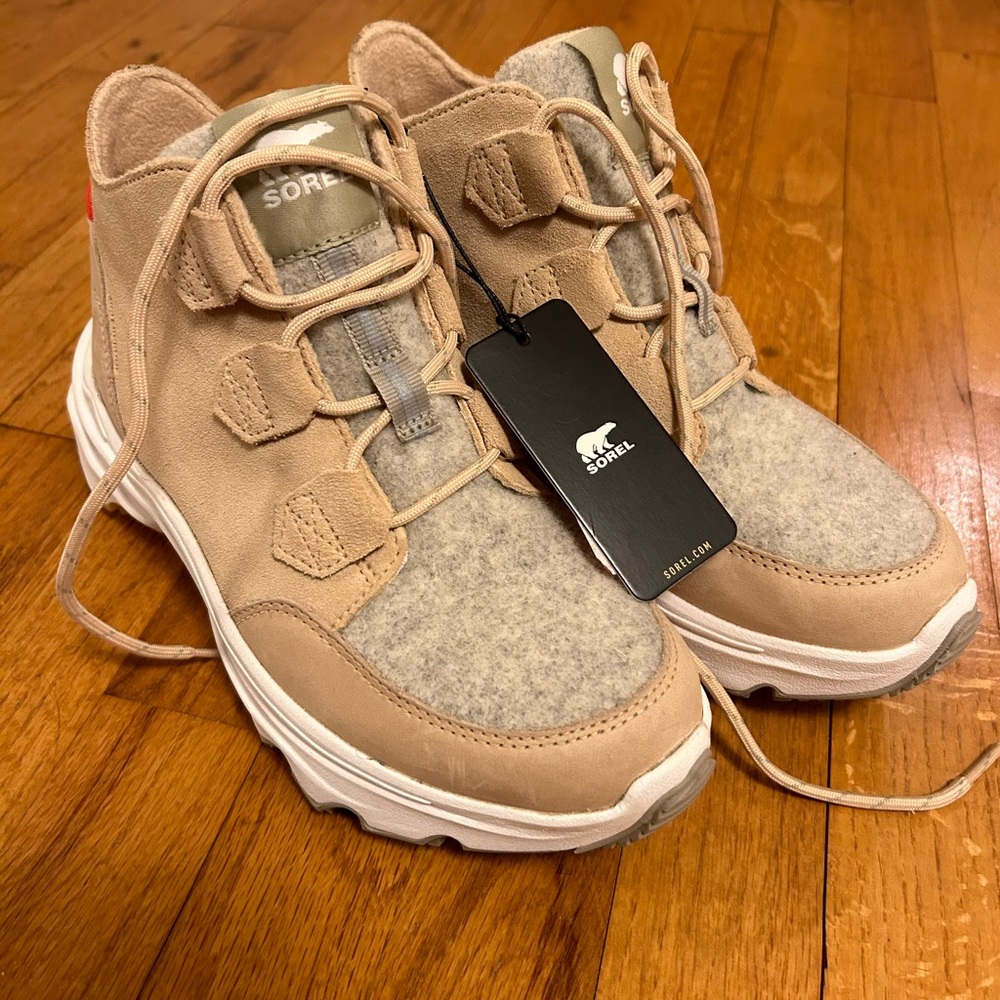 Sorel snow boots; NWT women’s size 8.5